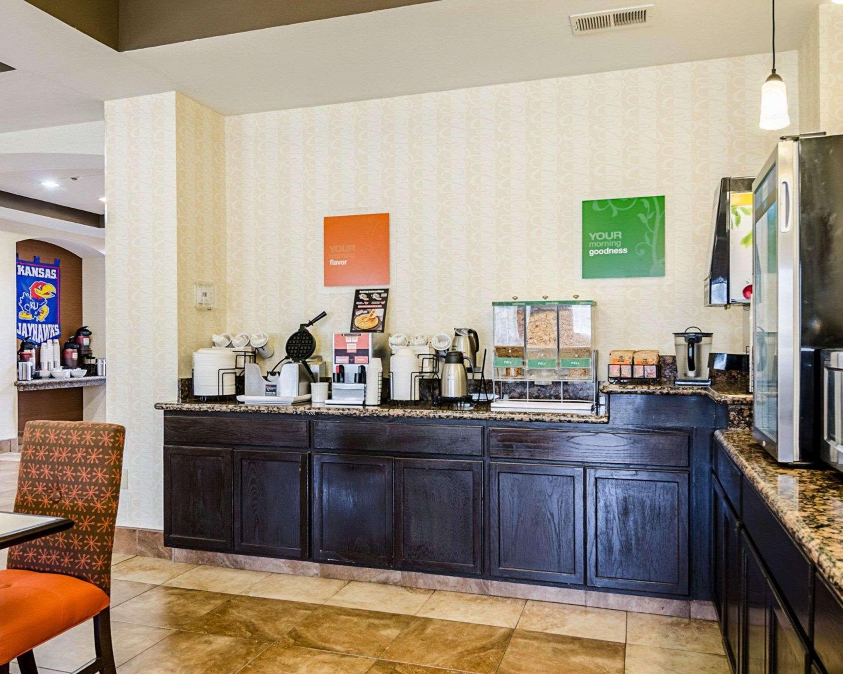 Comfort Inn & Suites Lawrence - University Area Ngoại thất bức ảnh