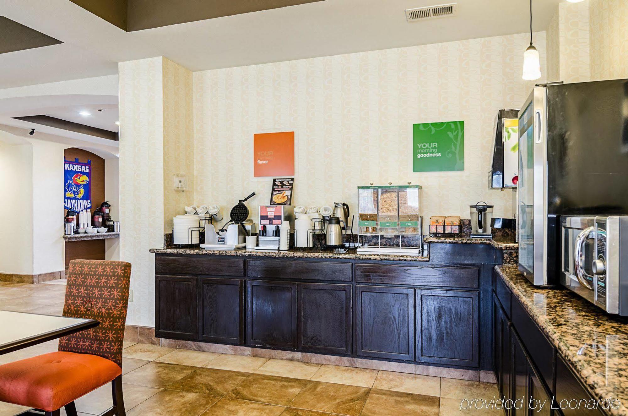 Comfort Inn & Suites Lawrence - University Area Ngoại thất bức ảnh
